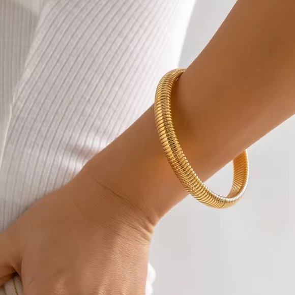 ◾️18K Gold Plated Flexible Ribbed Designed Bracelet - Picture 10 of 15
